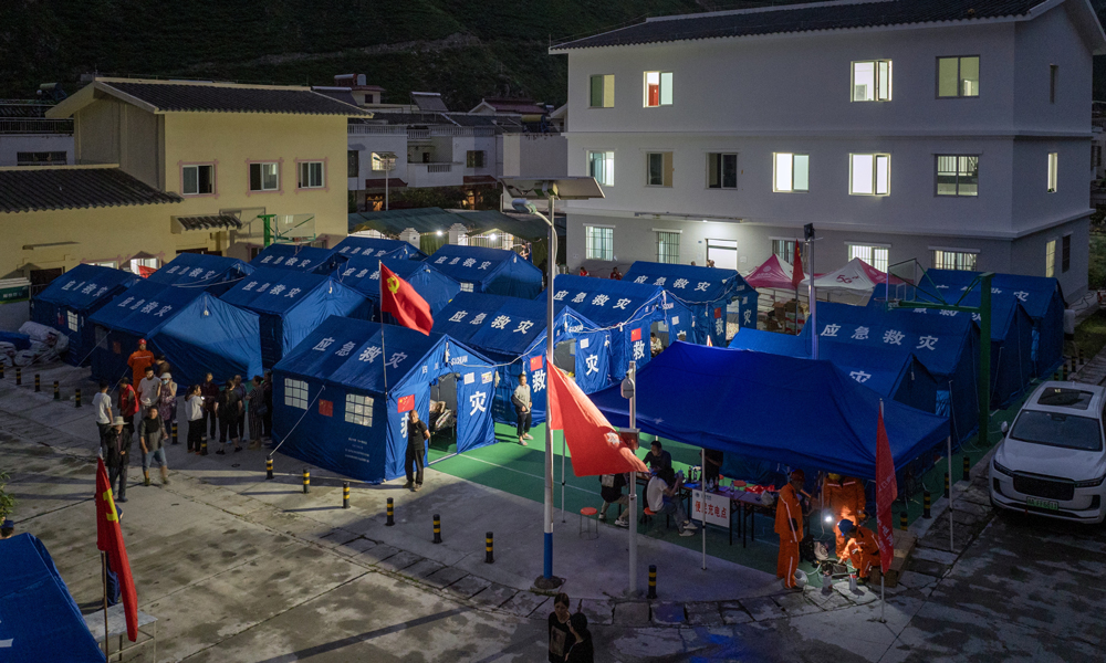 8月3日凌晨，四川省甘孜州康定市遭遇的山洪泥石流災(zāi)害造成了兩條10千伏線路停運(yùn)、265戶用戶停電。災(zāi)害發(fā)生之后，國家電網(wǎng)四川甘孜供電公司共出動電力搶險人員65人，搶修工程車15輛、應(yīng)急發(fā)電機(jī)11臺等各類裝備，通過搶修和調(diào)整供電方式，已經(jīng)恢復(fù)了186戶供電，剩余的79戶居民在安置點實現(xiàn)了臨時供電。