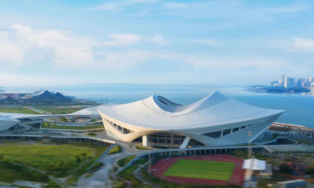 廈門新體育中心白鷺體育場，總建筑面積約18.06萬平方米，為國內屋面最高的甲級體育場主要分為田徑場和標準足球場，共設有足球模式座席超6萬座、綜合田徑場模式座席近5.4萬座。作為國內首座、世界第三座可實現足球田徑相互轉換的體育場，白鷺體育場施工精度要求高，為確保“足球至田徑模式”順利轉換，項目團隊攻克平看臺提升多項技術難題，自主研發、自主設計、自主實施，實現了可移動看臺技術的落地應用。