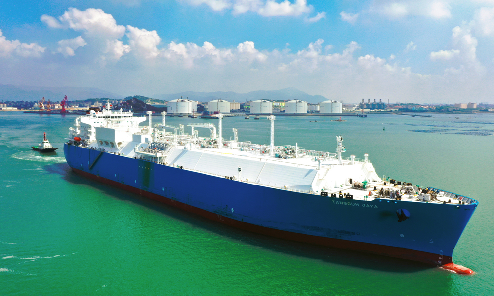 巴拿馬籍運輸船“丹古爪哇” 輪在中國海油湄洲灣“綠能港”接收站碼頭卸貨作業現場。