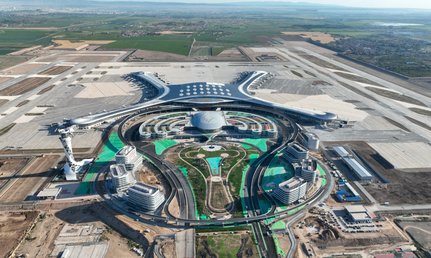 經過近四年的緊張建設，近日，中國中鐵旗下中鐵建工參建的蘭州中川國際機場三期擴建項目主體工程竣工。