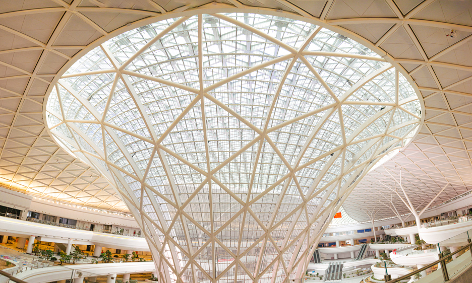 中鐵建工承建的中川國際機場三期擴建項目綜合交通樞紐是全國首個落實空鐵（軌）換乘流程優化的綜合客運樞紐，匯集了公路、鐵路、航空等多種交通方式：地下20米深處連接蘭張三四線鐵路，地下11米深處預留地鐵站廳，地面為建筑面積約20萬平方米的停車樓。