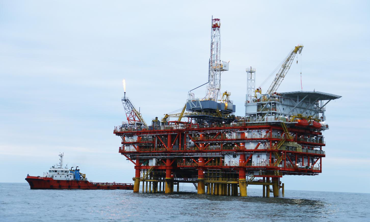 為有效動用稠油儲量，提升油田開發效果，中國海油天津分公司圍繞注好熱、安全注熱、高效注采等關鍵技術點開展攻關。在地面規模注熱方面，創新研制規模化熱采大排量蒸汽鍋爐設備，占地面積較陸地油田同排量設備減少25%的同時注熱性能顯著提升。在井筒安全高效注采方面，攻克了潛油電泵注采一體化的技術難點，實現“注采兩趟”到“注采一體”的技術革新。圖為旅大21-2平臺。