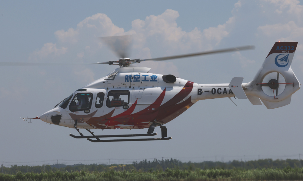 近日，“吉祥鳥”AC332直升機(jī)在蒲城內(nèi)府機(jī)場起飛，當(dāng)天完成EECU測溫試飛科目，標(biāo)志著AC332直升機(jī)高溫試飛正式拉開序幕。