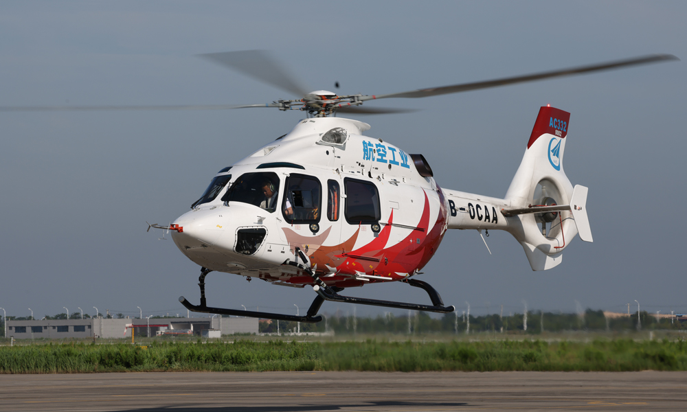 AC332直升機(jī)可廣泛應(yīng)用于緊急醫(yī)療救護(hù)、應(yīng)急救援、公務(wù)執(zhí)法、高原作業(yè)和海上作業(yè)等領(lǐng)域。尤其是在高海拔地區(qū)可高效完成人員物資運(yùn)輸、搜索救援、醫(yī)療救護(hù)等多種作業(yè)任務(wù)，并滿足高原地區(qū)現(xiàn)有及規(guī)劃機(jī)場間的轉(zhuǎn)運(yùn)要求。