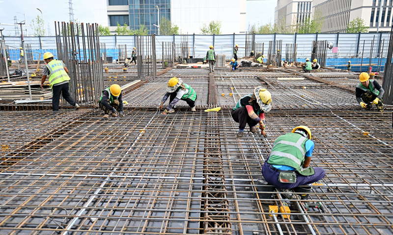 中建三局工人在雄安科創中心二期、三期項目建設現場捆綁鋼筋。新華社記者 牟宇 攝