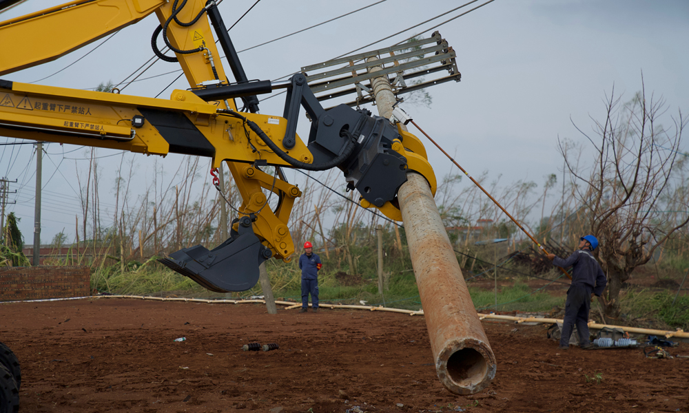 9月8日，南方電網(wǎng)廣東清遠供電局支援隊伍在湛江徐聞縣龍?zhí)伶?zhèn)搶修現(xiàn)場操作鉆孔立桿機器人。