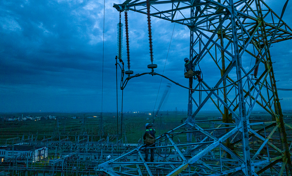9月7日，南方電網(wǎng)廣東電網(wǎng)能源發(fā)展公司對湛江220千伏線路更換受損絕緣子。