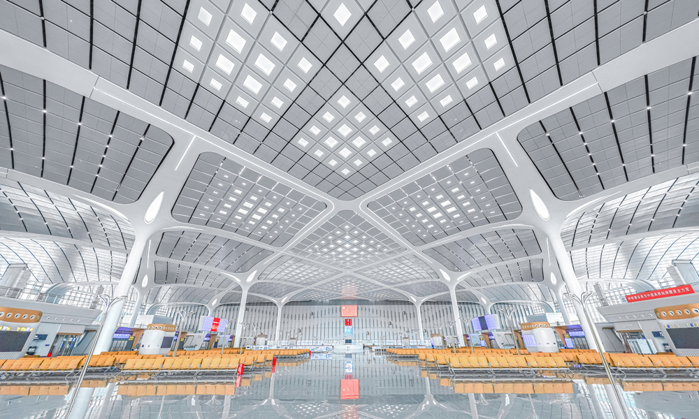 車站以“海絲騰飛，潮立汕頭”為設計理念，站房外22根曲線柔和的“海浪柱”，配以柱頭的海浪狀檐口吊頂，通過富有海洋韻味的曲線模擬潮水起伏姿態。候車大廳吊頂面積達3.9萬平方米，由15189塊穿孔板組成的菱形網格多曲面塊狀造型，宛如連綿起伏的波浪。圖為候車大廳內景。