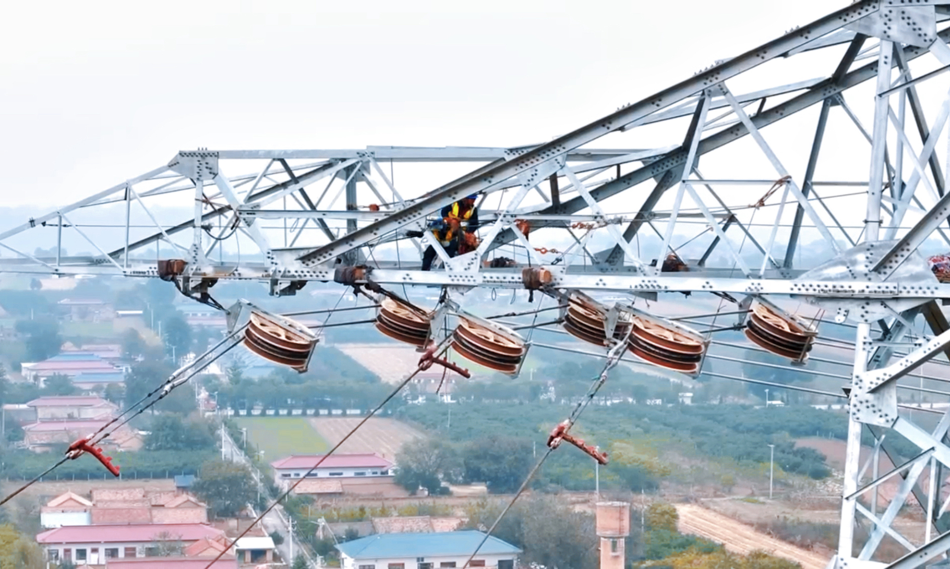 隴東—山東±800千伏特高壓直流輸電工程是我國首個“風光火儲一體化”大型綜合能源基地外送項目。工程起于甘肅慶陽換流站，止于山東東平換流站，途經甘肅、陜西、山西、河北、山東5省份，線路全長926.4千米。