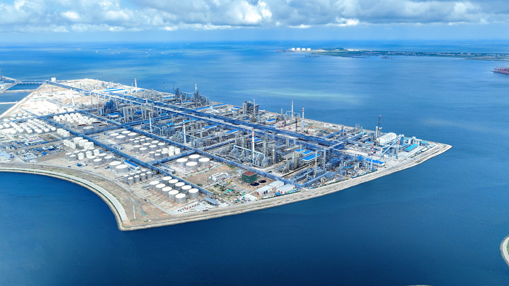 近期，中國建筑一批重點項目竣工。圖為裕龍島煉化一體化（一期）常減壓聯合裝置項目。該項目由中國建筑旗下中建安裝承建，是山東省重點項目項目，建設總面積8.86萬平方米，包括一套1000萬噸/年常減壓蒸餾裝置、一套1000萬噸/年常壓蒸餾裝置、兩套LPG回收裝置、兩套輕烴回收裝置、兩套脫硫醇裝置及配套工程，項目投產后可生產汽、煤、柴、船燃等產品，助力山東高端石化產業加速升級。