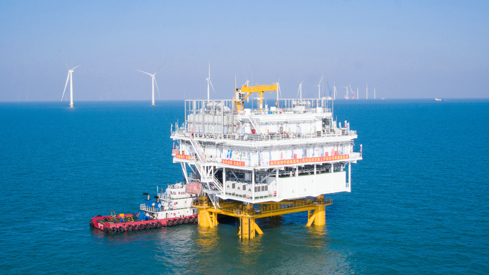 近日，隨著升壓站上部組塊與導管架精準對接，中國華能臨高海上風電項目海上升壓站順利完成吊裝，標志著海南省首臺海上升壓站主體結構建設完成，項目建設取得關鍵里程碑節點，為沖刺高質量并網、攻堅全容量投產奠定堅實基礎。