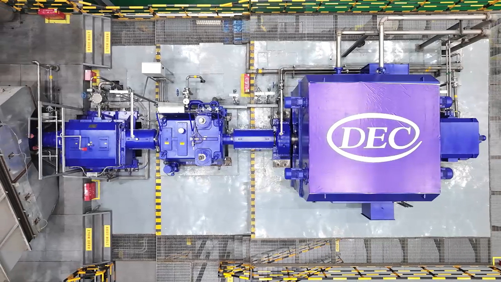 G15是東方電氣集團(tuán)自主重型燃?xì)廨啓C(jī)系列化研制的第二個(gè)產(chǎn)品，于2019年啟動(dòng)，2021年完成概念設(shè)計(jì)，2023年完成施工設(shè)計(jì)并開始部件制造，今年7月4日正式下線。G15機(jī)組功率為16.5兆瓦，熱效率大于35%，相較于同功率的火力發(fā)電機(jī)組，一年可減少碳排放超過15萬(wàn)噸，聯(lián)合循環(huán)一小時(shí)發(fā)電量超過2.2萬(wàn)度，可滿足2500個(gè)家庭1天的用電需求，不僅可用于熱電聯(lián)產(chǎn)、分布式能源、海上平臺(tái)發(fā)電，還可以和光伏、儲(chǔ)能等綠色低碳技術(shù)耦合，構(gòu)建可應(yīng)用于醫(yī)院、學(xué)校、小區(qū)、工業(yè)園區(qū)等不同場(chǎng)景的“源網(wǎng)荷儲(chǔ)”綜合能源運(yùn)用場(chǎng)景。圖為G15拖動(dòng)裝置。