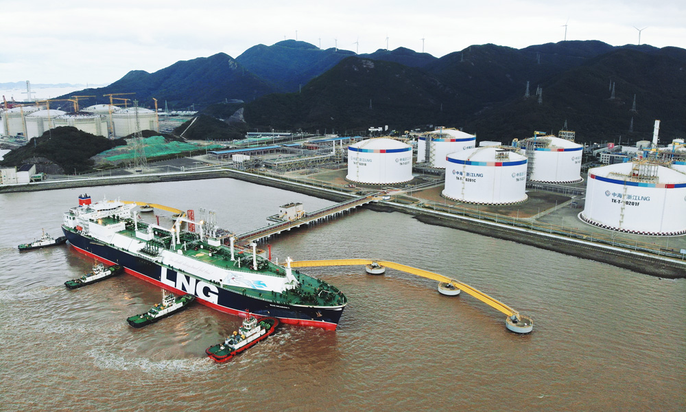“青龍”號LNG船如期抵達中國海油寧波“綠能港”接收站，滿載著6萬余噸LNG靠泊接收站碼頭，為天然氣安全保供夯實基礎。 