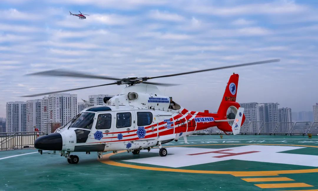 2025年第九屆亞洲冬季運動會（以下簡稱“亞冬會”）將于2025年2月7日至14日在哈爾濱市舉行。近日，國家緊急醫學救援基地、第九屆亞冬會醫療保障醫院哈醫大二院與中國飛龍聯合開展亞冬會綜合應急救援演練。此次演練重點聚焦直升機轉運及院內救治兩大環節，演練模擬了亞冬會比賽期間發生滑雪運動員受傷情況，急需快速將傷員轉運至醫療機構進行救治。