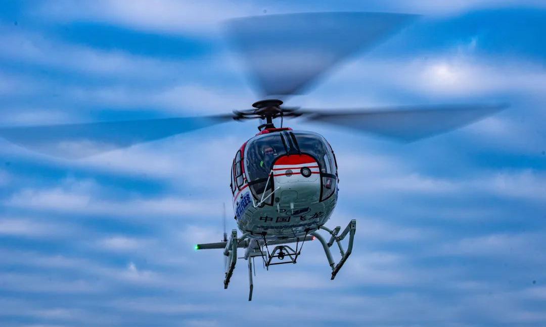 據了解，由航空工業集團研制的AC311A與AC312E兩架直升機將在亞布力賽區保障高山滑雪、坡面障礙、大跳臺三項極具難度與危險系數比賽的緊急醫療救援任務。根據大賽所需，在接到救援指令后，兩架直升機需快速提供緊急醫療救援服務，最大程度保證傷者的黃金救援時間。