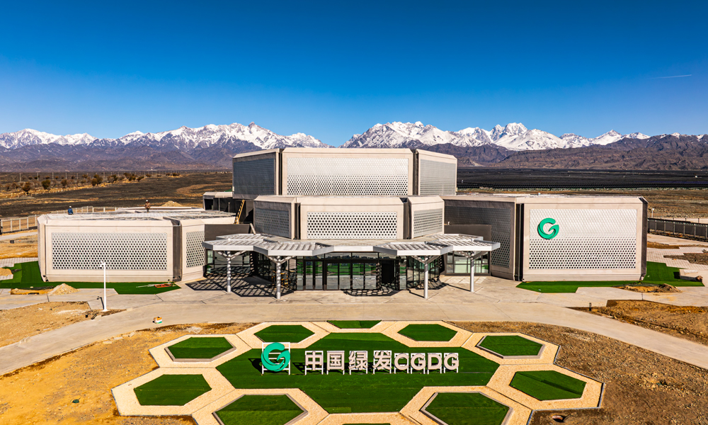 達(dá)坂城50萬(wàn)千瓦光伏項(xiàng)目位于戈壁地帶，施工團(tuán)隊(duì)克服地形地質(zhì)環(huán)境復(fù)雜、氣候條件惡劣等困難，最終實(shí)現(xiàn)高質(zhì)效并網(wǎng)。