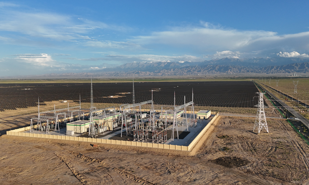 阜康100萬(wàn)千瓦多能互補(bǔ)項(xiàng)目是新疆昌吉州阜康市1億千瓦光伏產(chǎn)業(yè)規(guī)劃中的大基地項(xiàng)目首批開(kāi)工建設(shè)的項(xiàng)目之一，首期42萬(wàn)千瓦光伏項(xiàng)目已完成并網(wǎng)。項(xiàng)目全部并網(wǎng)后預(yù)計(jì)每年可提供16.75億度清潔能源，可用于電網(wǎng)調(diào)峰135次。