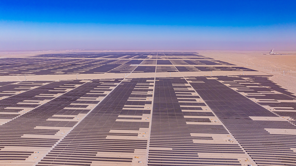 12月26日，隨著中國(guó)綠發(fā)奎屯100萬(wàn)千瓦光伏項(xiàng)目全容量并網(wǎng)成功，中國(guó)綠發(fā)在新疆新能源總裝機(jī)規(guī)模達(dá)到1272萬(wàn)千瓦。從2023年8月29日開(kāi)工時(shí)，在疆新能源裝機(jī)容量?jī)H為30萬(wàn)千瓦，到2024年12月26日尼勒克、米東、達(dá)坂城、阜康、若羌、奎屯等新能源項(xiàng)目陸續(xù)并網(wǎng)，歷時(shí)僅16個(gè)月，中國(guó)綠發(fā)在疆裝機(jī)規(guī)模突破至1200萬(wàn)千瓦，刷新了國(guó)內(nèi)新能源建設(shè)速度，為新疆綠色低碳高質(zhì)量發(fā)展注入強(qiáng)勁動(dòng)能。今天，讓我們通過(guò)一組圖來(lái)回顧中國(guó)綠發(fā)2024年新能源項(xiàng)目發(fā)展成果。