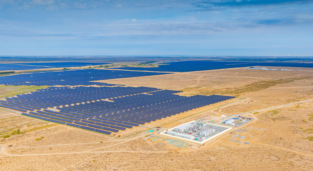 奎屯100萬(wàn)千瓦光伏項(xiàng)目年發(fā)電量可達(dá)14.28億千瓦時(shí)，每年可節(jié)約原煤45.7萬(wàn)噸，減少二氧化碳排放量142.37萬(wàn)噸，能夠有效提升區(qū)域能源供應(yīng)能力，為當(dāng)?shù)亟?jīng)濟(jì)發(fā)展注入源源不斷的“綠色動(dòng)能”。