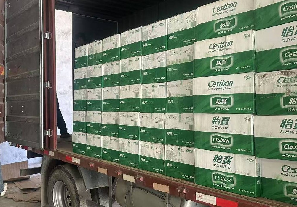 1月7日中午，華潤集團華潤飲料迅速啟動“救災公益快速響應機制”，聯合當地經銷商緊急調配賑災物資，并連夜發往定日縣。