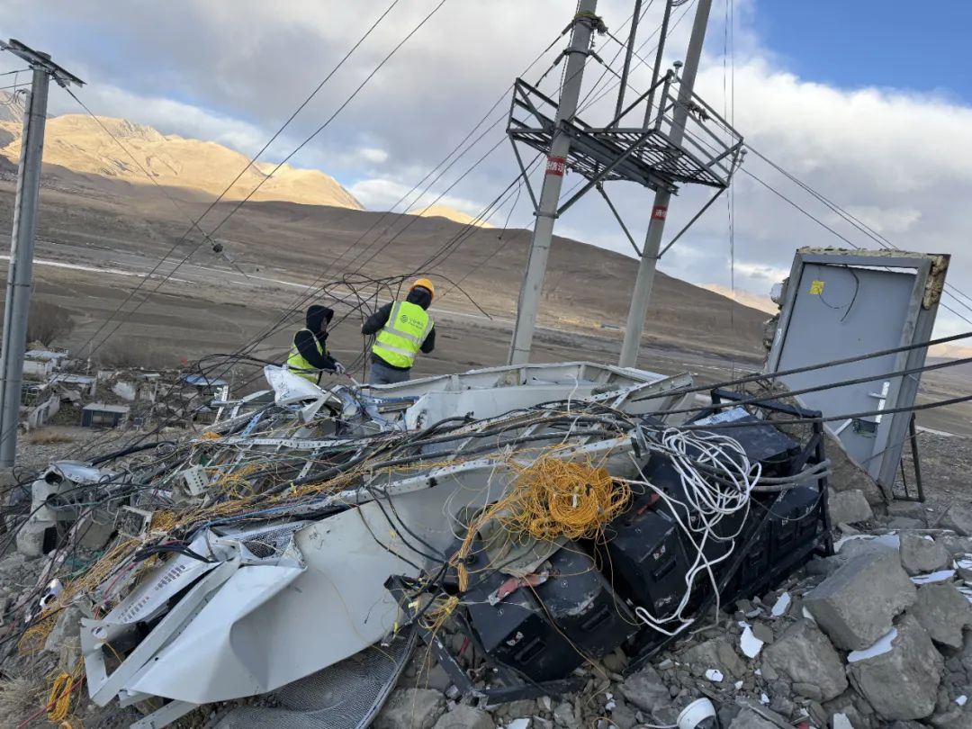 針對高海拔、遠距離、地形復雜等特殊應急救援場景，中國移動迅速從拉薩調配無人機運往定日縣，將在當地進行通信保障，通過衛星鏈路快速建立傳輸通道，開通基站，作為臨時的“基站塔”，為地震災區用戶提供24小時不間斷應急通信保障。