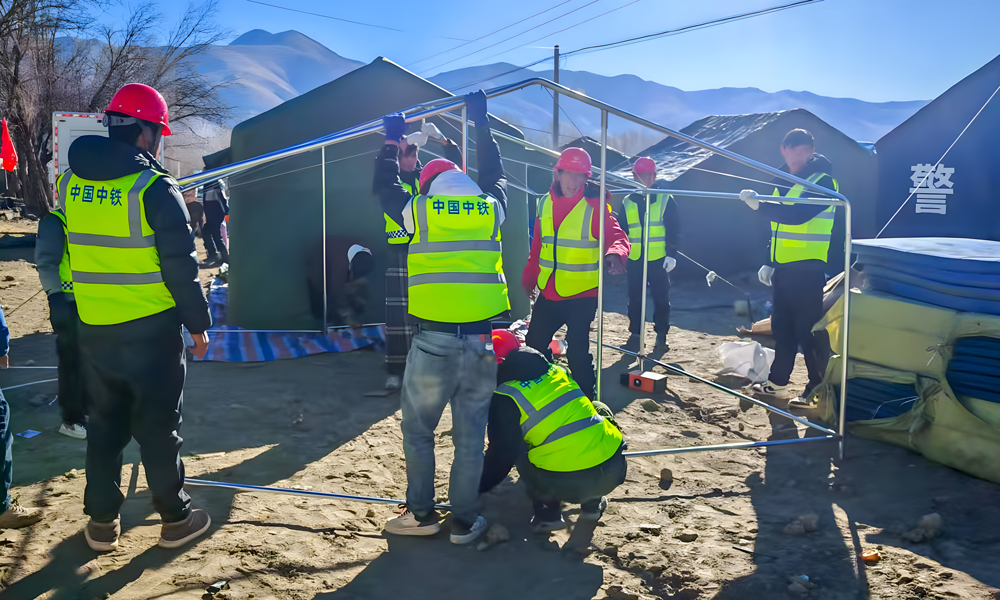 中鐵廣州局在藏項目部立即響應，共組織救援人員71名，協調安排挖掘機、裝載機、平板車、越野車、加油車等機械設備共計38臺套。目前救援人員正全力在定日縣長所鄉班久村、央米村、茶江村、森嘎村及康馬縣等地開展救災帳篷搭設等工作。