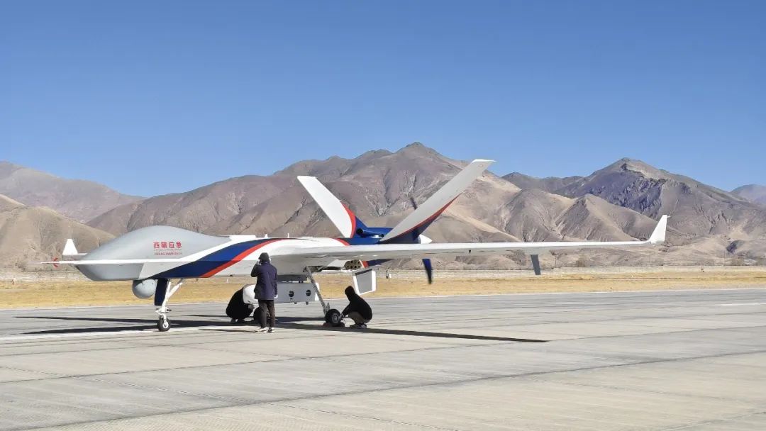 “翼龍”-2H應(yīng)急救災(zāi)型無人機實時動態(tài)傳輸災(zāi)區(qū)一線數(shù)據(jù)、高清畫面至應(yīng)急管理部和西藏自治區(qū)應(yīng)急管理廳指揮大廳，實現(xiàn)圖像、語音、數(shù)據(jù)的上下貫通和可視化指揮，有效破解災(zāi)區(qū)極端“三斷”情況下“力量突不進去、信息傳不出來”的難題，為確定風(fēng)險點位、監(jiān)測災(zāi)情發(fā)展、開展災(zāi)情摸排，實施有針對性的救援行動提供了有力支持。