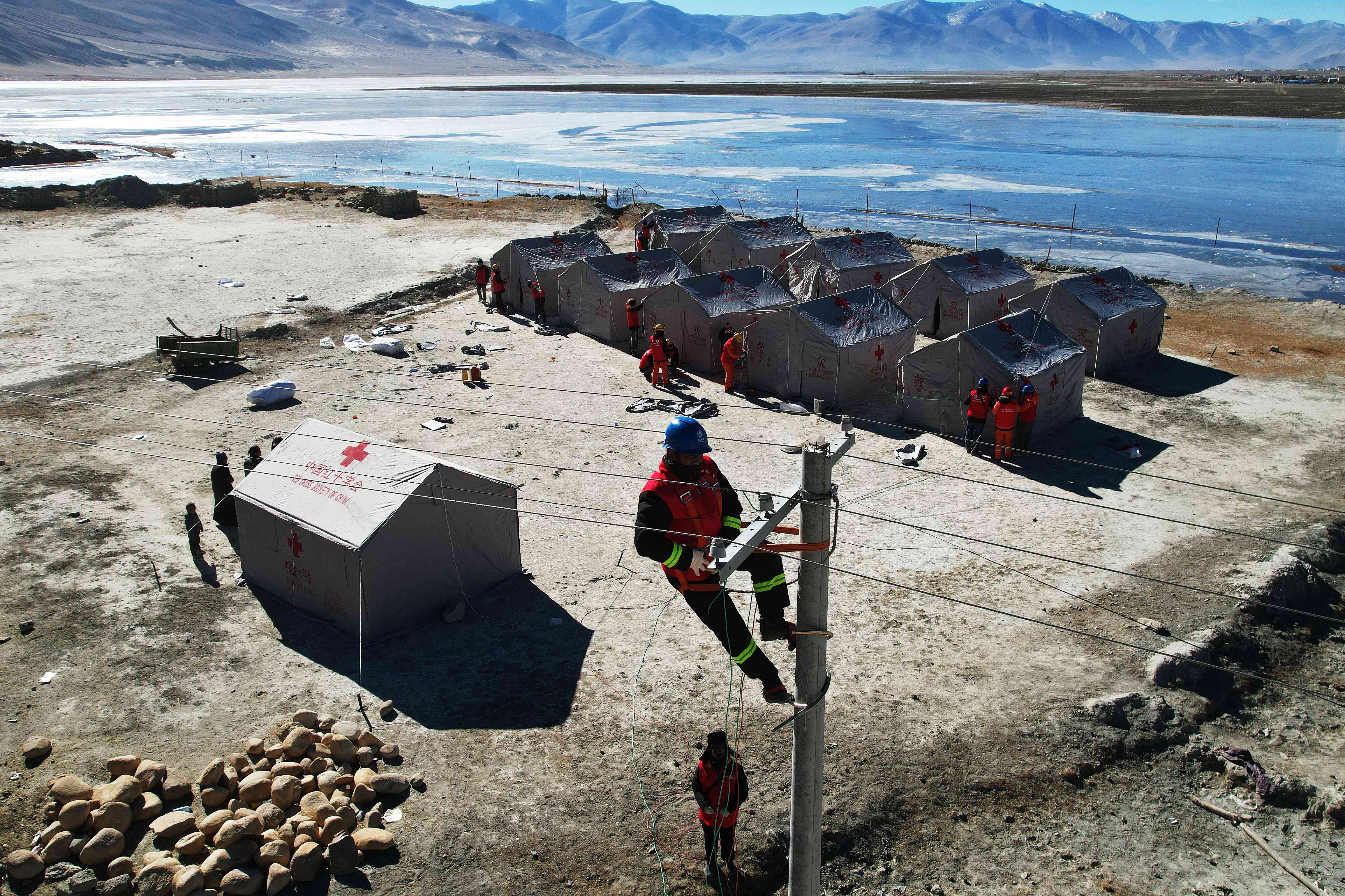 從國家電網西藏電力有限公司獲悉，定日縣抗震救災供電保障工作持續推進，截至1月8日18時50分，受地震影響的變電站和線路全部恢復送電；除房屋倒塌不具備居住條件的客戶外，全部客戶用電恢復。