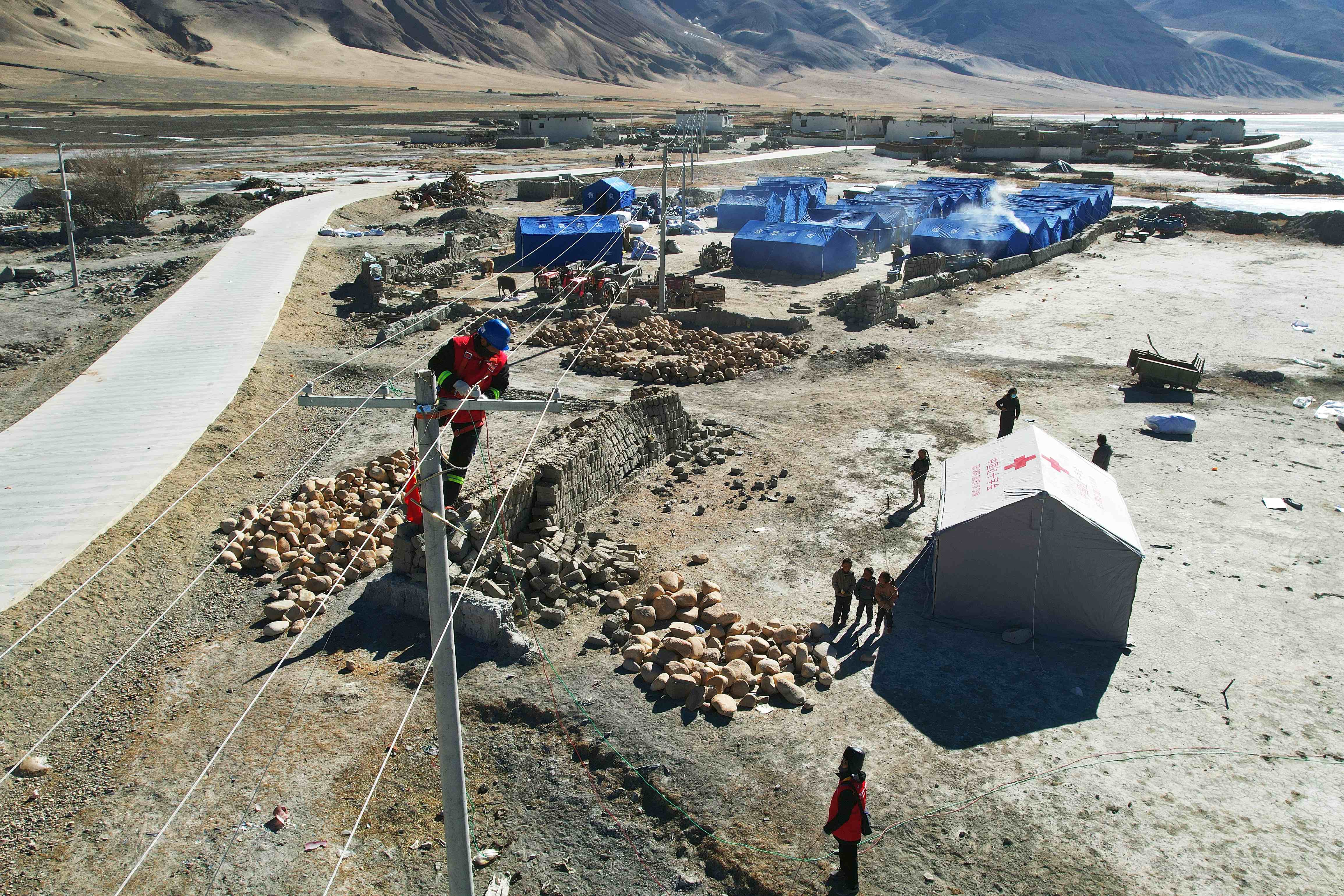 國網西藏電力救災隊伍在定日縣長所鄉強嘎村為紅十字救援隊帳篷接電。