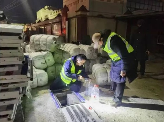1月8日深夜，西藏公司防疫檢測隊伍到達災區，第一時間對人員相對密集的臨時集中安置點和衛生救助點開展生活飲用水及地下水采樣檢測工作。防疫消殺人員深入受災嚴重地區，對人員集中安置點、衛生救助站、垃圾堆放點等公共區域開展排查和全面防疫消殺作業，防止災后次生公共衛生災害發生。