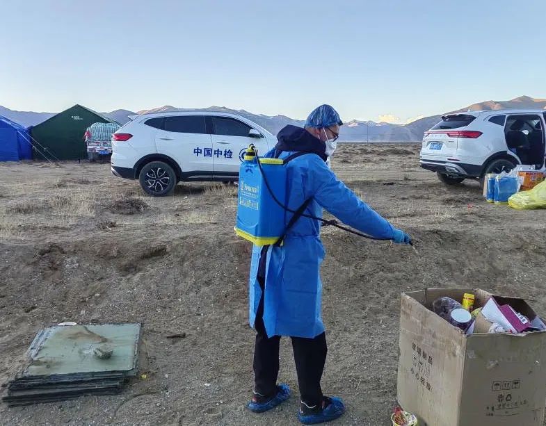 中國中檢西藏公司充分發揮質量技術專業優勢，為災區百姓筑起一道衛生安全防護屏障。隨后將持續關注災區救援情況，與社會各界攜手同心，全力為受災地區提供支持和幫助，與災區群眾共渡難關。