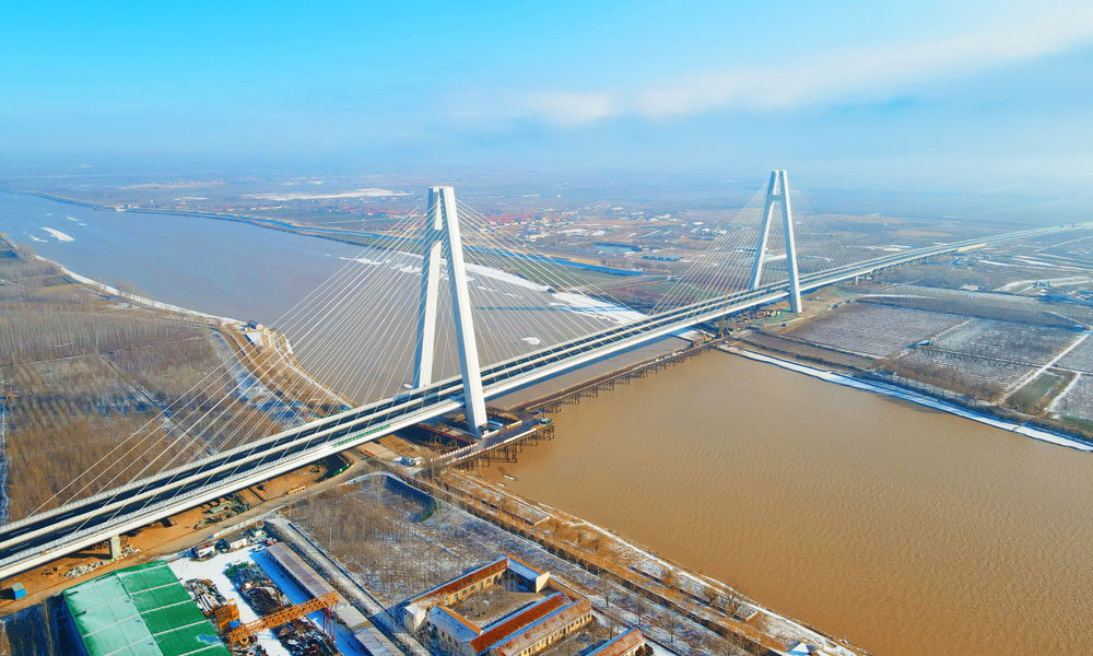 1月11日，由中國鐵建所屬鐵四院設計，中鐵十四局和山東黃河工程集團共同承建的東津黃河大橋順利通車，當地群眾跨黃通行時間由原來的繞路走浮橋30分鐘以上縮短至2分鐘，有效緩解了跨黃河交通壓力，極大地方便了居民出行。圖為東津黃河大橋。