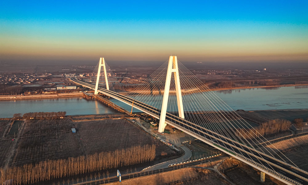 東津黃河大橋位于毗鄰黃河入海口的山東省東營市利津縣，全長1607米，跨黃河主橋跨徑長達420米，為黃河三角洲最大跨度A字型斜拉橋。大橋采用雙塔雙索面鋼-混組合梁設計，雙向六車道，設計時速80公里。