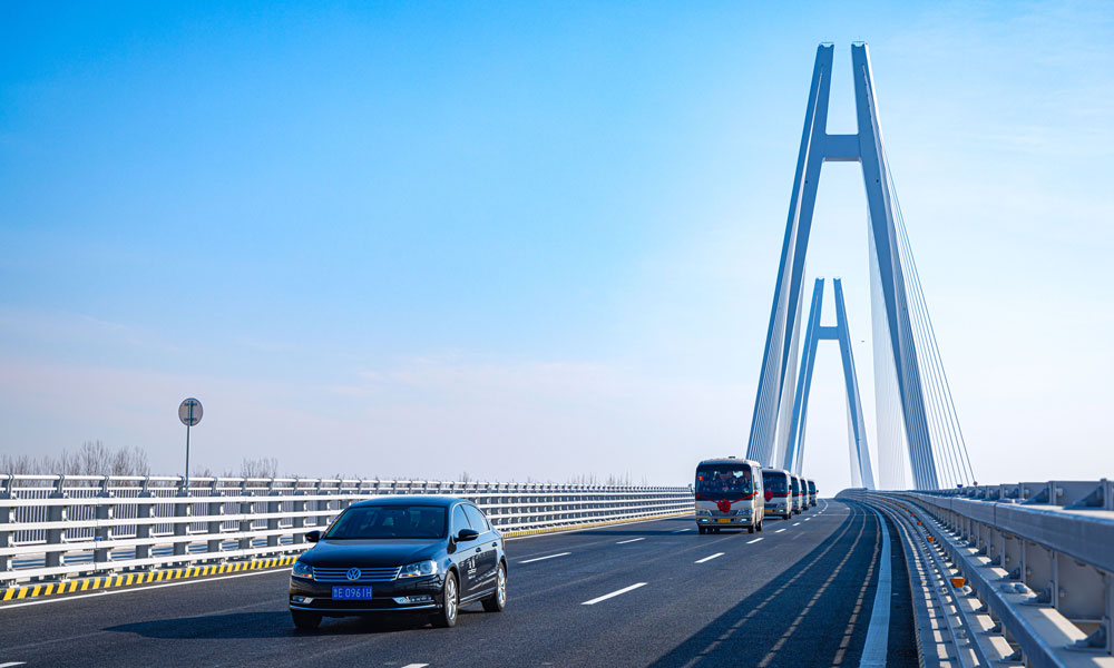 東津黃河大橋建成后將成為黃河自然保護區的靚麗名片，對于進一步加強黃河三角洲區域連通國內高速網絡能力，促進區域協調發展，推動實施黃河流域生態保護和高質量發展具有重要意義。圖為車輛通過東津黃河大橋。