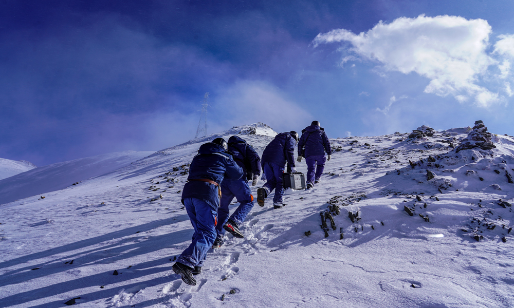 國家電網青海西寧供電公司工作人員雪后在達坂山開展110千伏達朔線特巡。
