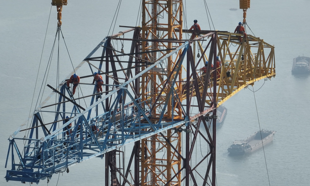 近日，在500千伏沙廣甲乙線改造工程現(xiàn)場，施工人員對跨江鐵塔進行改造施工。