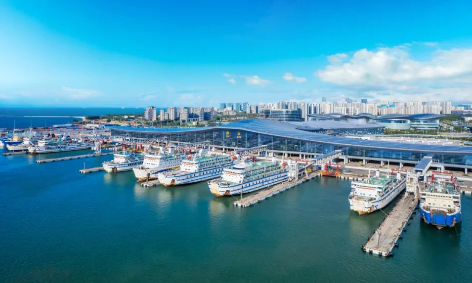 2025年春運大幕已拉開，瓊州海峽作為通往海南自貿港的重要通道，今年將繼續迎來客流高峰。據預測，中遠海運將在湛江、海口兩地的新海港、徐聞港、秀英港、海安新港運輸進出島車輛101萬輛次、旅客408萬人次。圖為近日拍攝的新海港全景。