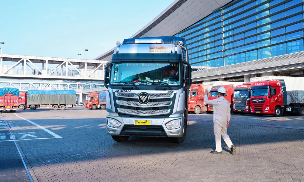 為保障春運過海暢通，中遠海運集團所屬海南港航海峽股份將投入49艘船舶，采取“固定班期+加班”的模式，保障日均308航次/24小時穩定發班，全力保障各類車輛高效過海。圖為工作人員在新海港碼頭前沿指揮車輛有序登船，保障裝載過程的順暢與高效。