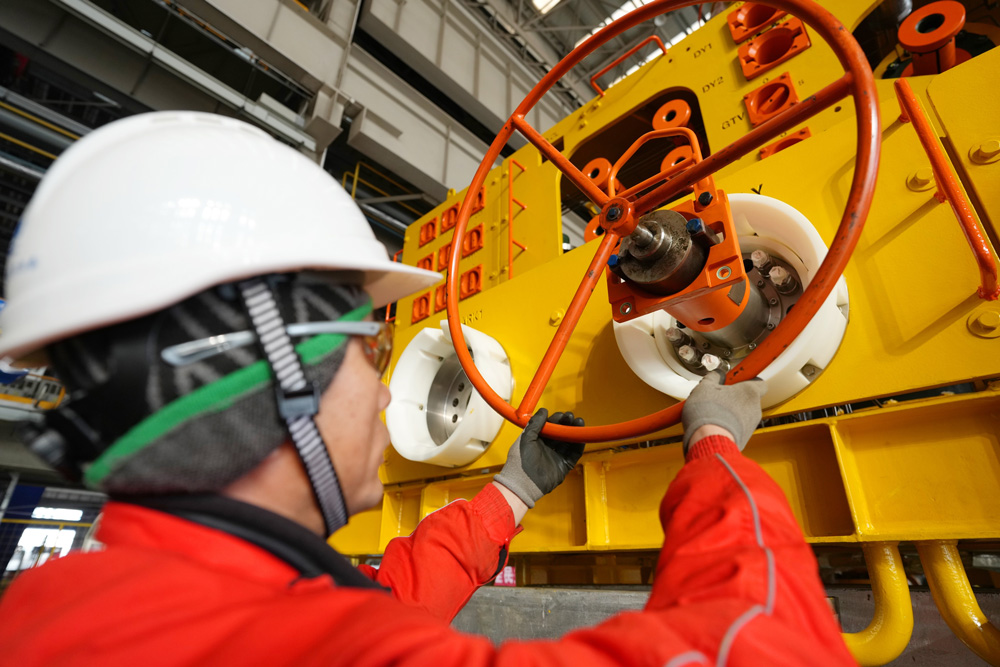 作為海洋石油開采的核心裝備，水下采油樹是海底以下數(shù)千米油氣生產(chǎn)管柱與海底油氣運(yùn)輸管道連接的重要樞紐，猶如井口智能“水龍頭”，控制著油氣開采速度，并對生產(chǎn)情況進(jìn)行實(shí)時(shí)監(jiān)測和調(diào)整。它具備安全隔離儲油層、保證井下作業(yè)安全等功能，是構(gòu)建水下油氣生產(chǎn)系統(tǒng)的基礎(chǔ)設(shè)施。