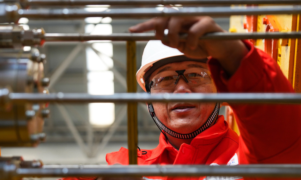 總裝作業(yè)過程中，項(xiàng)目開展全過程質(zhì)量管控，精心挑選可達(dá)到醫(yī)藥食品加工標(biāo)準(zhǔn)的10萬級潔凈車間，嚴(yán)密監(jiān)測液壓流道潔凈度，較計(jì)劃提前完成水下生產(chǎn)系統(tǒng)控制模塊液壓元器件裝配。項(xiàng)目開發(fā)新型焊接工藝，優(yōu)化質(zhì)檢測量技術(shù)，強(qiáng)化底部結(jié)構(gòu)框架預(yù)制尺寸控制，實(shí)現(xiàn)垂直度誤差0.5度以內(nèi)，全面滿足水下采油樹集成精度要求。