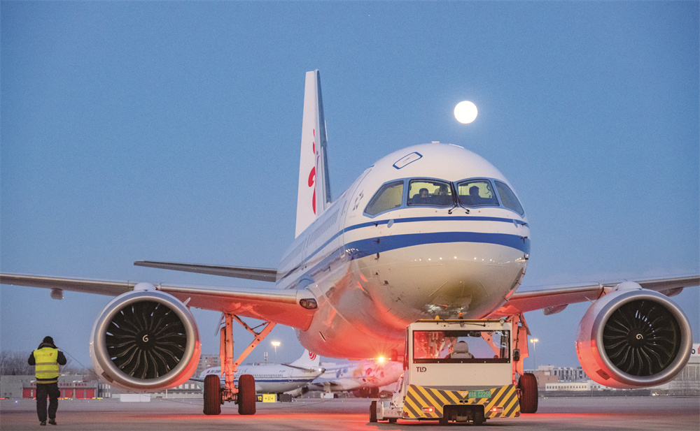 2025年春運期間，中航集團3架C919飛機加入春運運營，執飛北京—上海、北京—杭州、北京—武漢、北京—成都、北京—重慶5條航線，與此同時，中航集團機隊“老將”也奮楫揚帆，搭建起一條條空中通路。工作人員全力以赴，保障春運順暢。