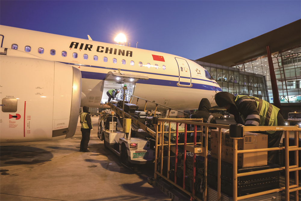 CA1405航班（北京—成都）由國產大飛機C919執飛，機長認真進行航前檢查，地面人員妥善裝載行李，各部門協同配合，保障航班安全。