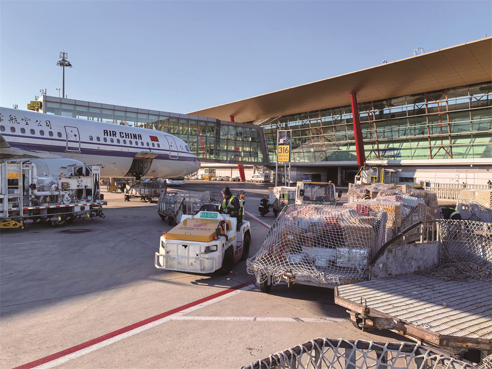 中航集團旗下國貨航貨站事業部北京貨站站坪保障室在進行春運服務保障工作。