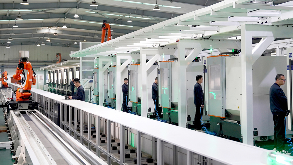 工作人員在設(shè)備前調(diào)試加工程序，力求盡早完成各項(xiàng)產(chǎn)品加工交付。趙書劍 攝