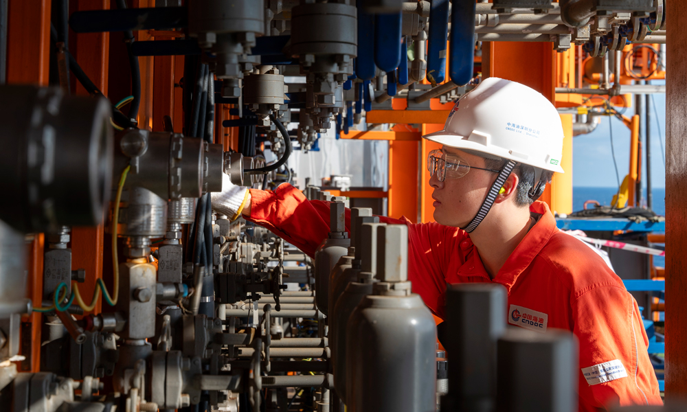 西江30-2B平臺現(xiàn)場，中國海洋工作人員在確認藥劑撬參數(shù)。