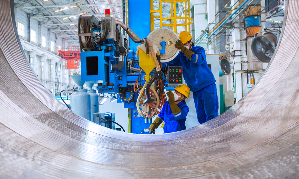 人勤春來早，奮戰正當時。東方電氣集團全力沖刺2025年一季度開門紅，在電力能源裝備生產制造現場，工作人員團結協作，一個個重器裝備逐漸成型。