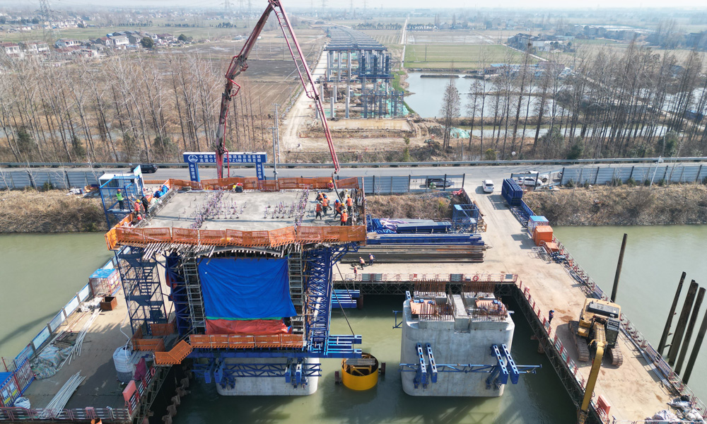 2月下旬，中鐵七局西安公司寧鹽高速公路揚州段項目完成首個懸澆梁0號塊混凝土澆筑，拉開橋梁上部結構施工序幕。此次澆筑的0號塊位于高郵湖特大橋跨京杭運河懸澆梁橋。