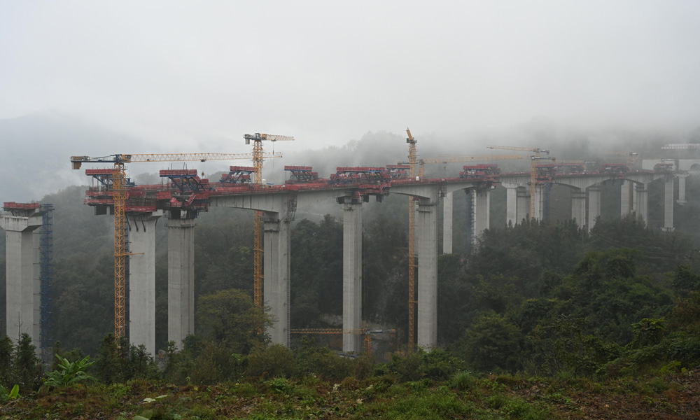 2月中旬，中鐵一局樂望高速項目兩座剛構橋3個邊跨合龍段提前5天同日合龍，為后續架梁施工奠定基礎。此次合龍段為喜達大橋左幅8號墩邊跨，騰家大橋左幅5號墩邊跨和6號墩邊跨。圖為建設中的喜達大橋。