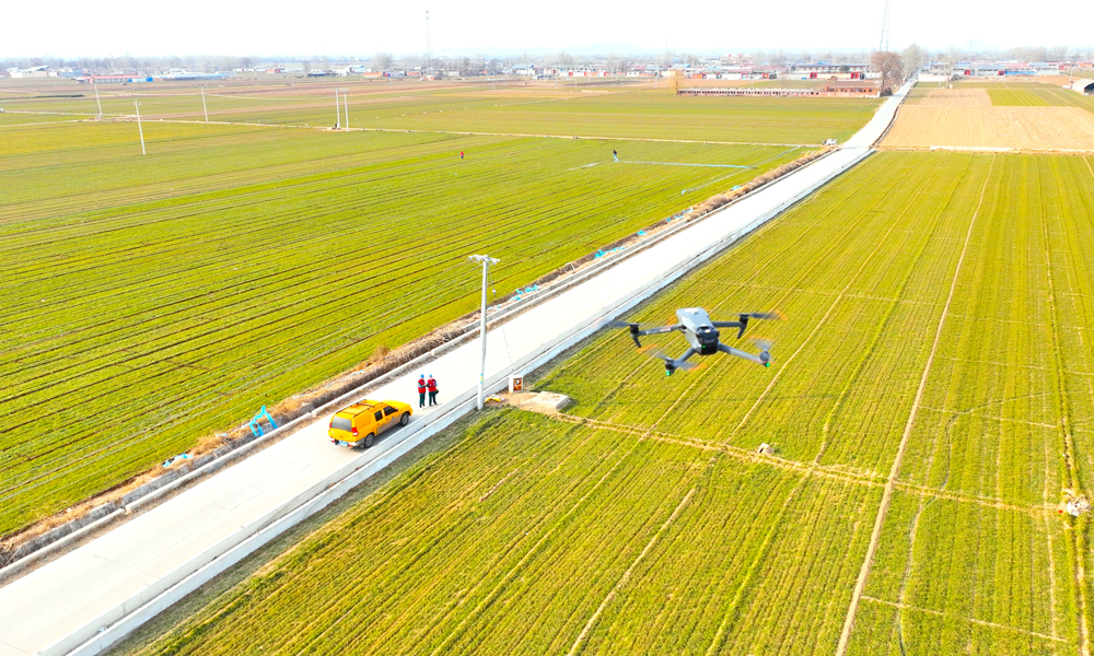 國家電網(wǎng)河北石家莊行唐供電公司工作人員對春灌重點(diǎn)線路開展無人機(jī)巡視。