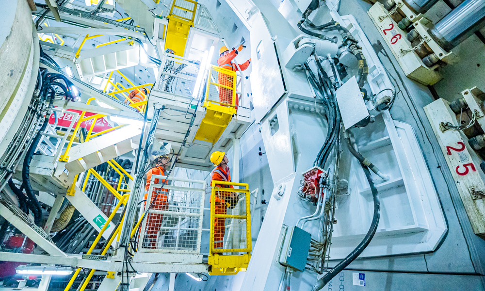 黃河水域段下方為粉質(zhì)黏土地層，還夾雜著大量的鈣質(zhì)結(jié)核，硬度高。盾構(gòu)機(jī)猶如在夾雜“棗核”的粘糕里穿行，極易造成刀具磨損等多種問(wèn)題，對(duì)掘進(jìn)效率影響較大。為此，建設(shè)團(tuán)隊(duì)將刀盤(pán)開(kāi)口率增大至53%，加大中心沖刷壓力和泥漿管路直徑，并加裝碎石機(jī)、雙回路液壓采石箱，確保盾構(gòu)機(jī)平穩(wěn)穿越。圖為作業(yè)人員安裝預(yù)制管片。